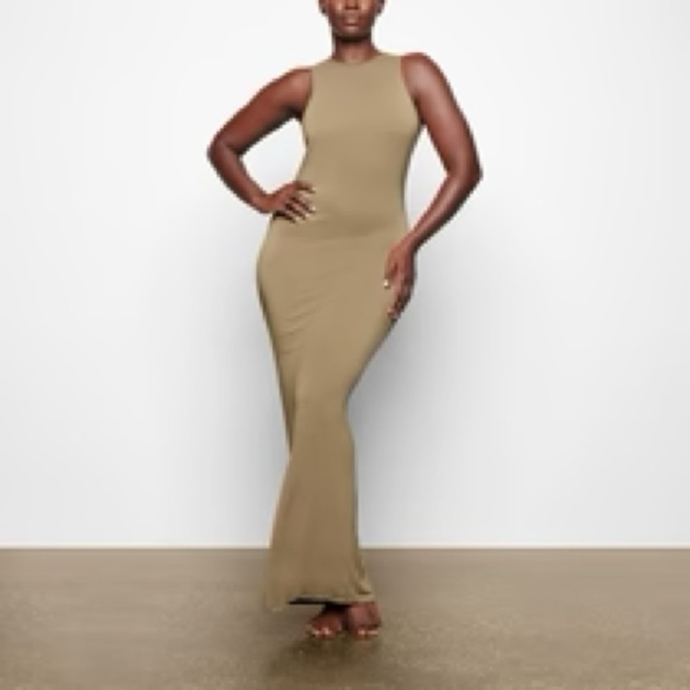 SKIMS SMOOTH LOUNGE OPEN RACERBACK DRESS | KHAKI - KHAKI / L x 1